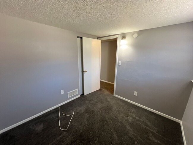 Building Photo - Spacious Split-Level Duplex in Lee’s Summit