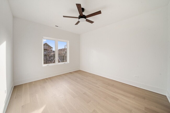 Building Photo - 1635 W 21st Pl