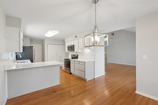 Building Photo - 17 S Pointe Ln