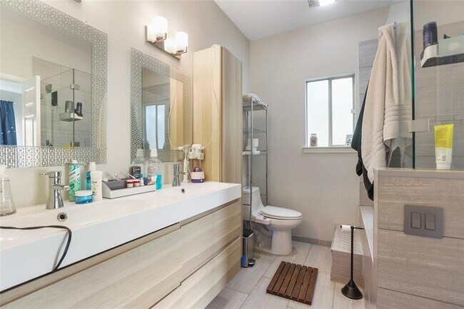 Building Photo - 307 Cuernavaca Dr N
