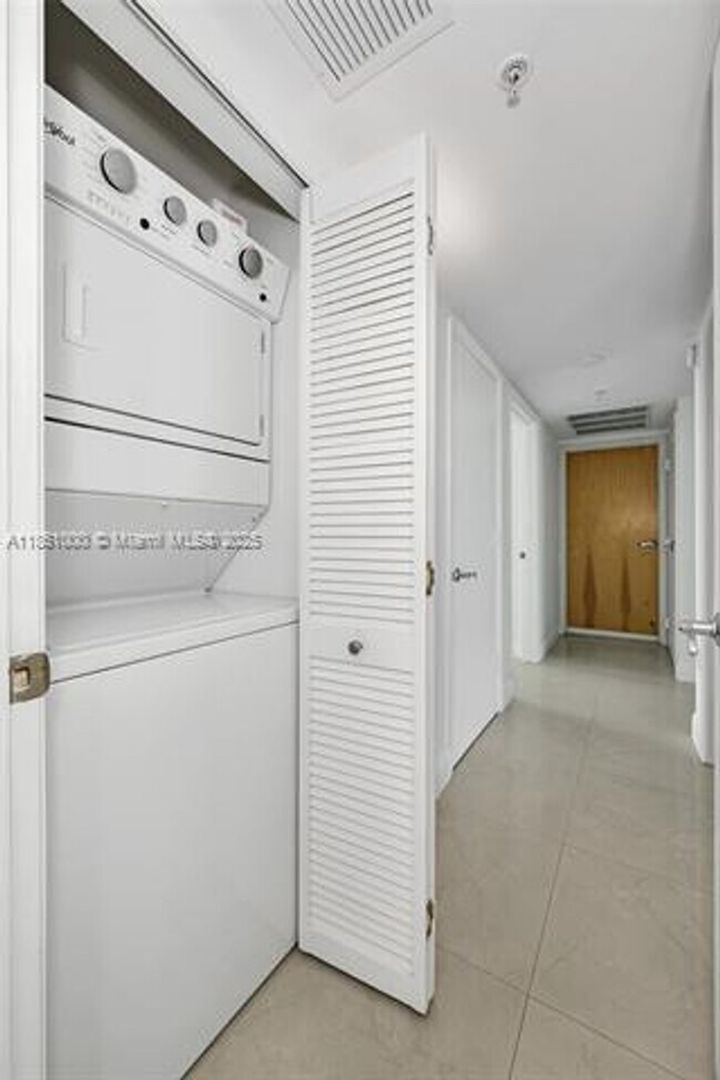Building Photo - 19400 Turnberry Way