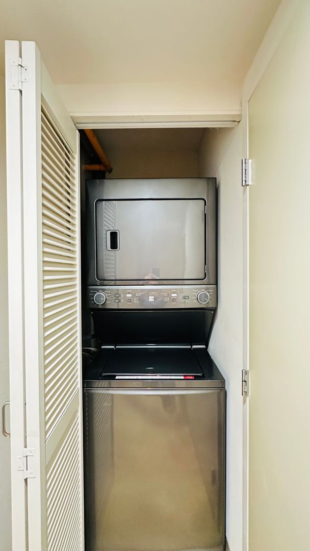 Building Photo - Diamond in the rough 1 bedroom with den in Honolulu!