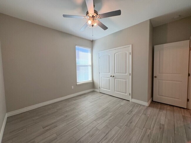 Building Photo - DCR602