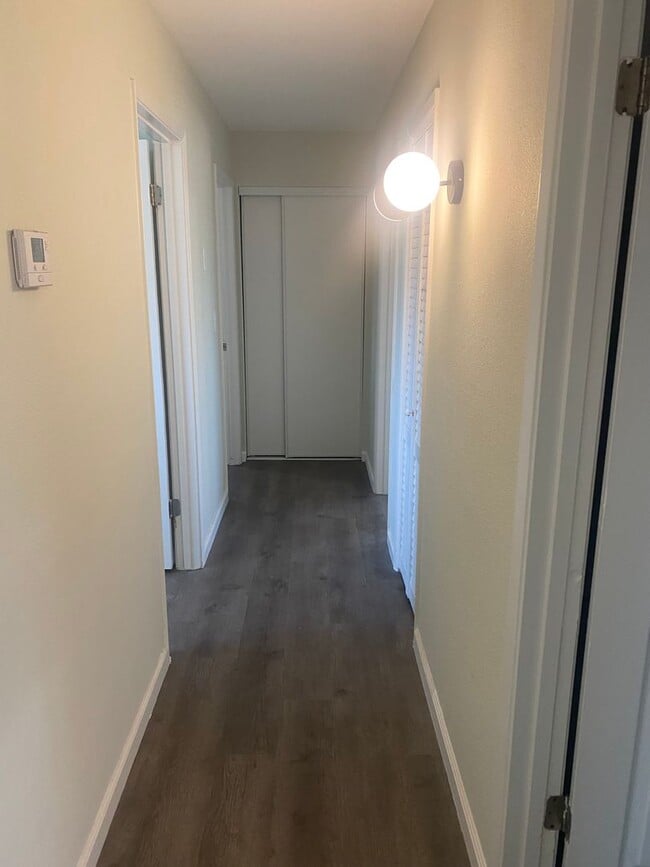 Building Photo - 3 bedroom 2 bathroom in Tulare!