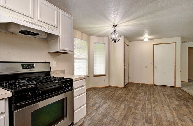 Building Photo - This one level charmer won't last long! 3 bedrooms, 2 baths, fully fenced yard, pets welcome!