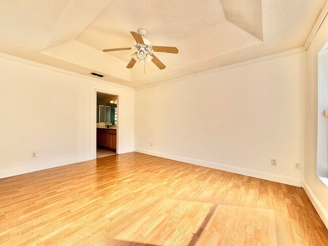 Building Photo - Large and Spacious 4/2 in Ideal Location!