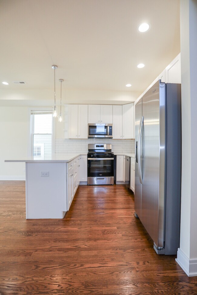 Building Photo - 2342 N Lawndale Ave