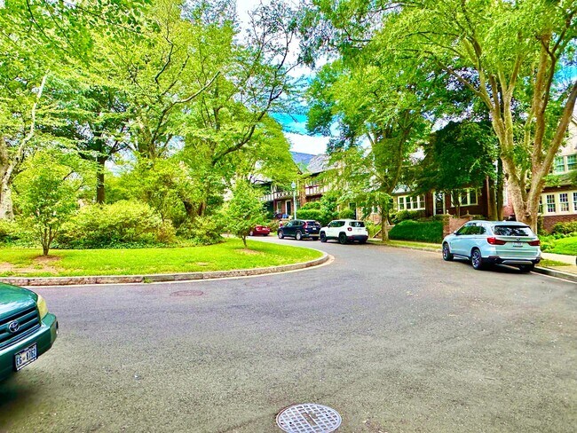 Building Photo - Spacious 6 bedroom 3.5 bath Tudor Townhouse w/Deck close to Georgetown University & Hospital