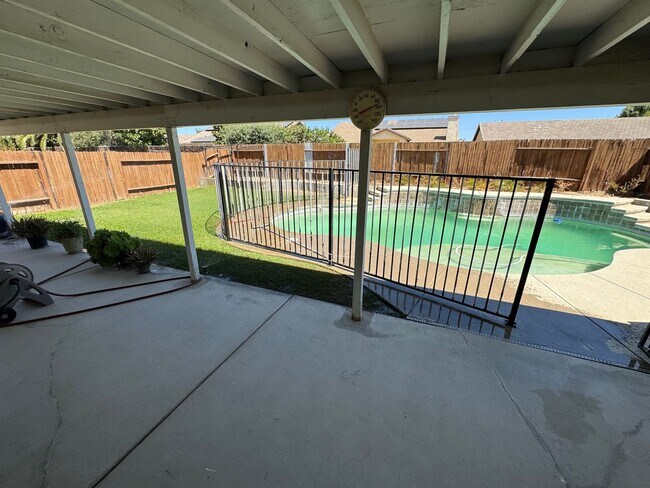Building Photo - Great Family Home in Southwest Bakersfield