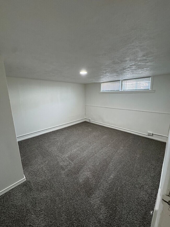 Building Photo - 3 bed/ 1 bath basement apartment