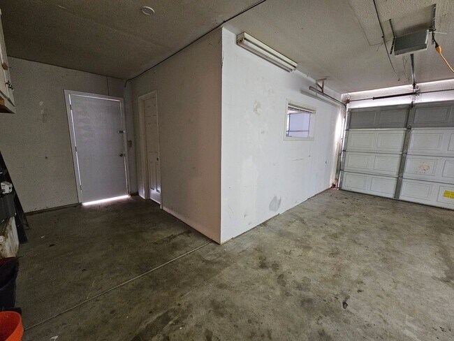 Building Photo - Large 4 bedroom two story in east Modesto!