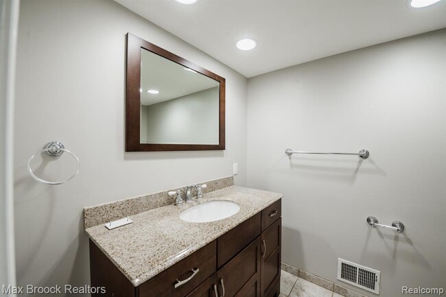 Building Photo - 5528 Sunnycrest Dr