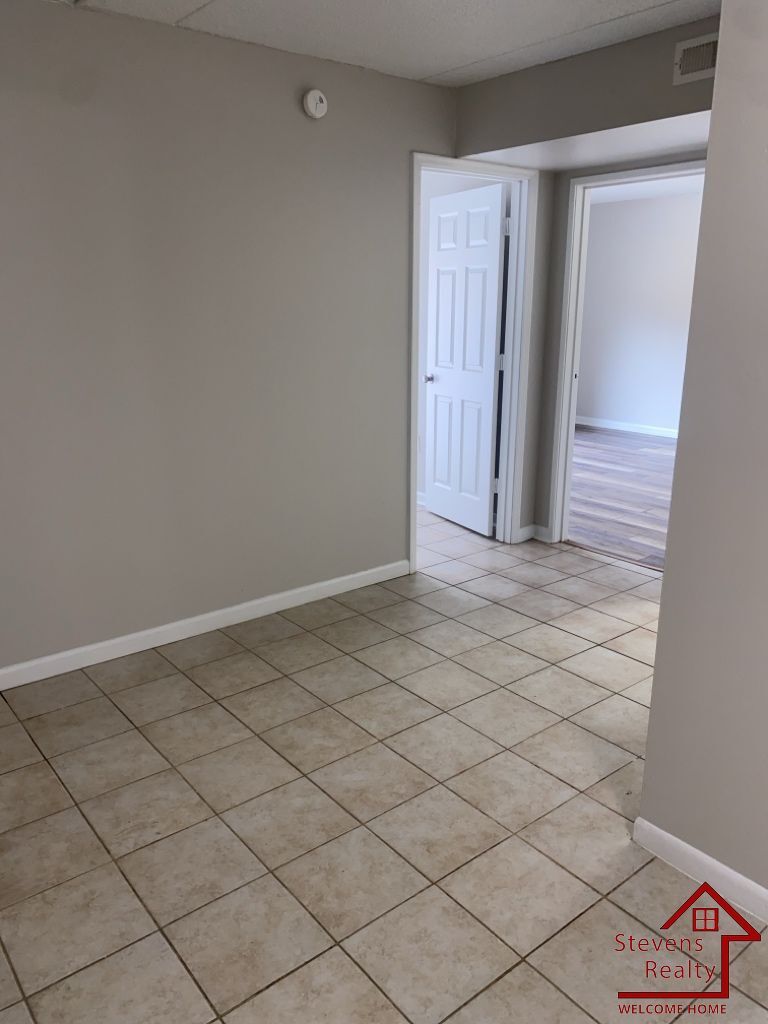Building Photo - 915 S Seminole Dr