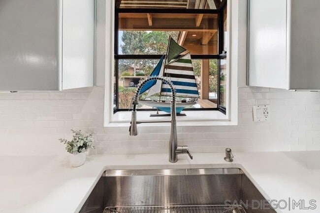 Building Photo - Gorgeous Upper Unit Condo in Fairway Knoll...