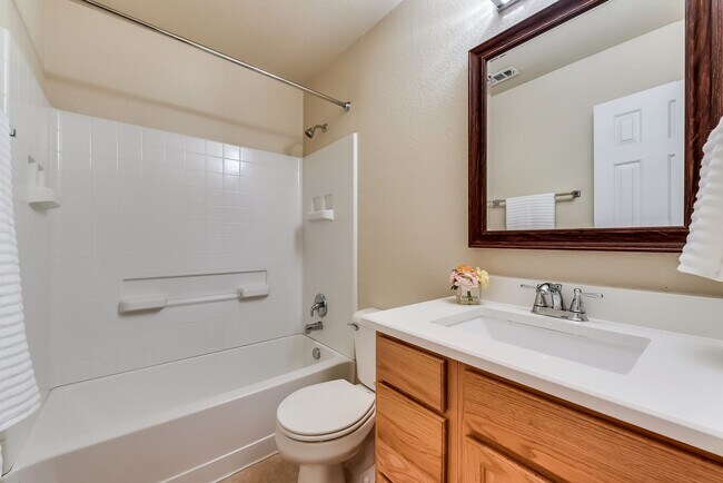 Building Photo - COMING SOON! CHARMMING 2 BEDROOM TOWNHOME ...