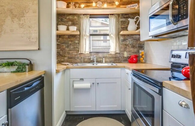 Building Photo - 1692 Falling Water Rd