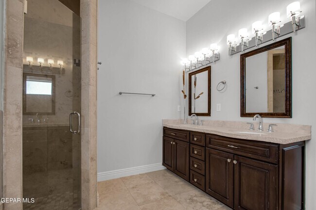 Building Photo - 2205 Hacienda Rey Dr