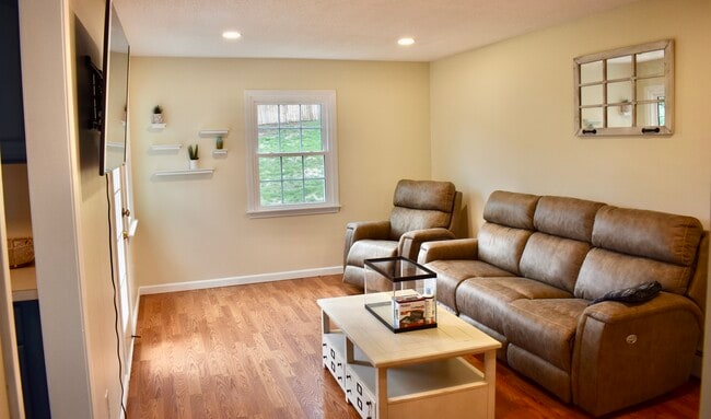 Building Photo - 6 Pebble Dr