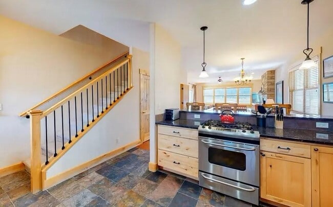 Primary Photo - 250 Buckhorn Cir