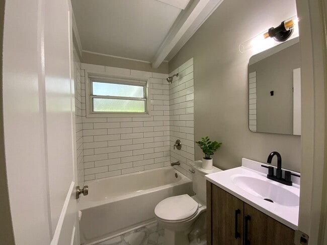 Building Photo - Charming 3 Bedroom Ranch in Heart of Upper Arlington