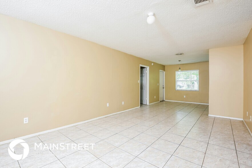 Building Photo - 402 W 17th St