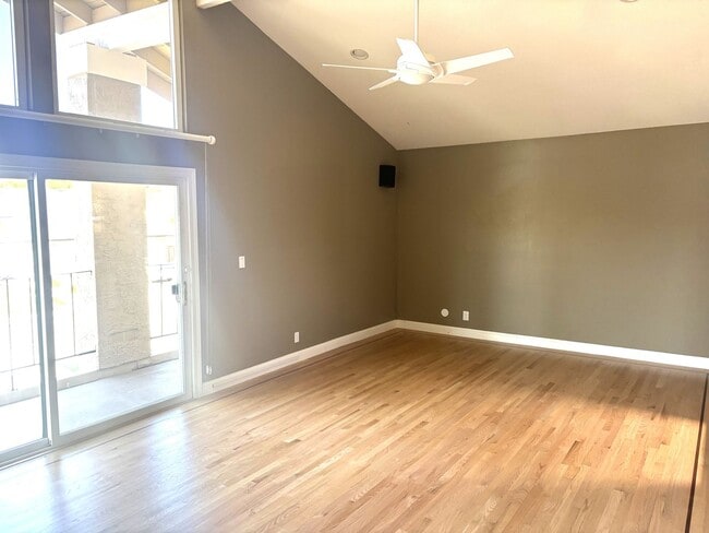 Building Photo - Stunning 4-Bedroom Home on Golf Course wit...