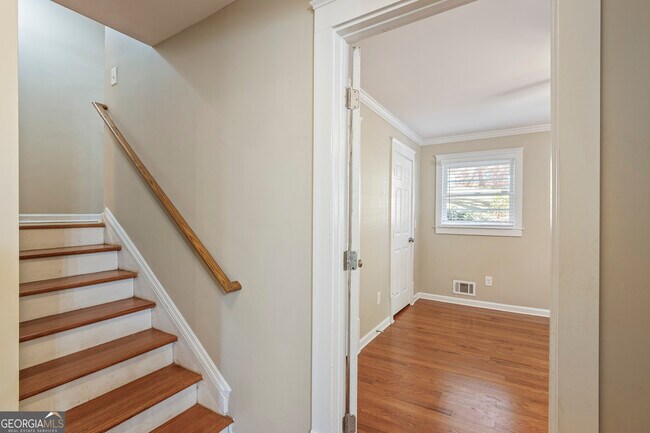 Building Photo - 3823 Kingswood Dr