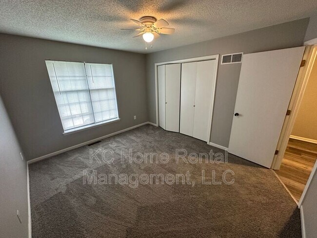 Building Photo - 808 SW Meadowridge Dr