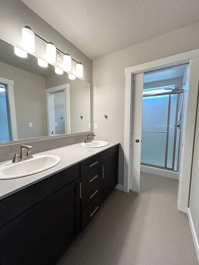 Building Photo - Stunning 3 bedroom 2 bathroom home in Meri...