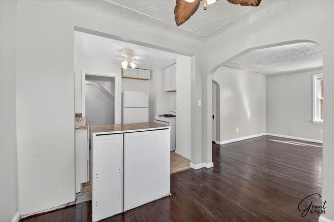 Building Photo - $1300 3 bedroom bungalow
