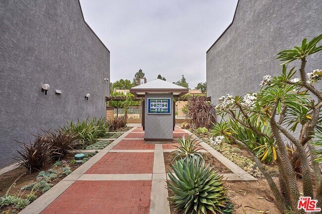 Building Photo - 421 S Van Ness Ave