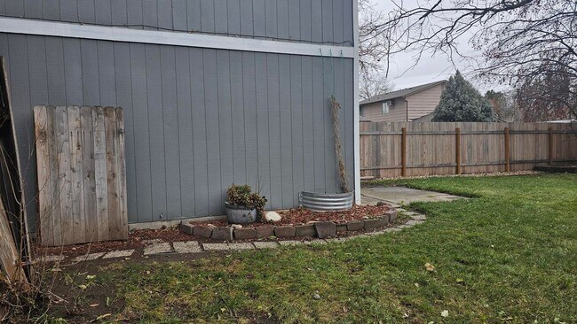 Building Photo - Glendale Duplex