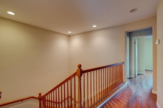 Building Photo - EXQUISITELY LOCATED TOWNHOME PRIVATE SETTING | MANY UPGRADES