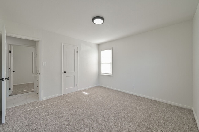 Building Photo - 4013 Mallard Dr