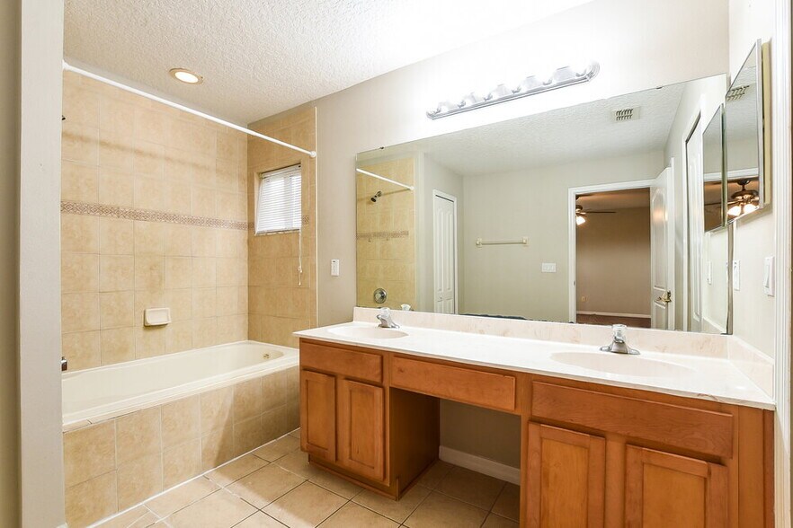 Building Photo - 1725 Portcastle Cir