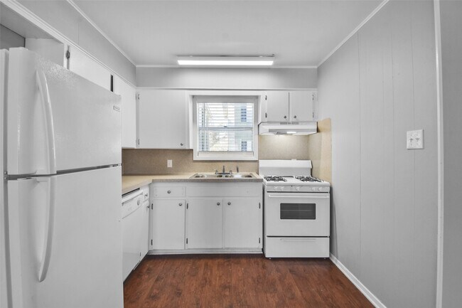 Building Photo - 1511 Broadmoor Dr