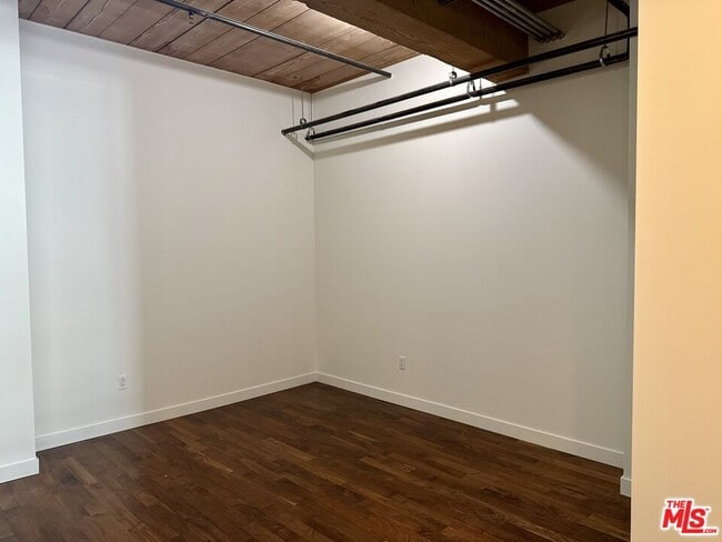 Building Photo - 530 S Hewitt St