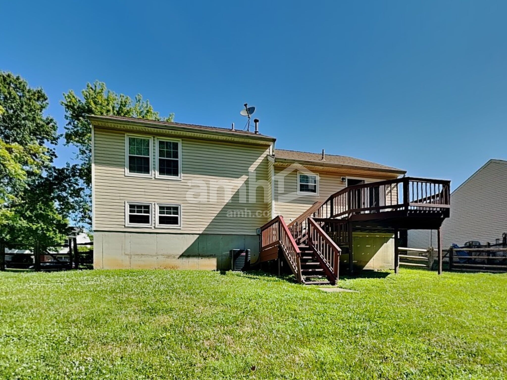 Building Photo - 2220 Siesta Dr