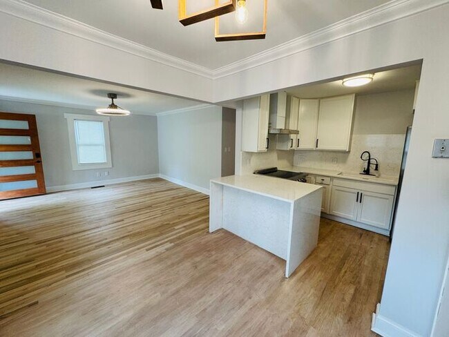 Building Photo - Adorable home minutes from everything