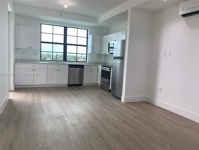 Building Photo - 4100 Davie Rd