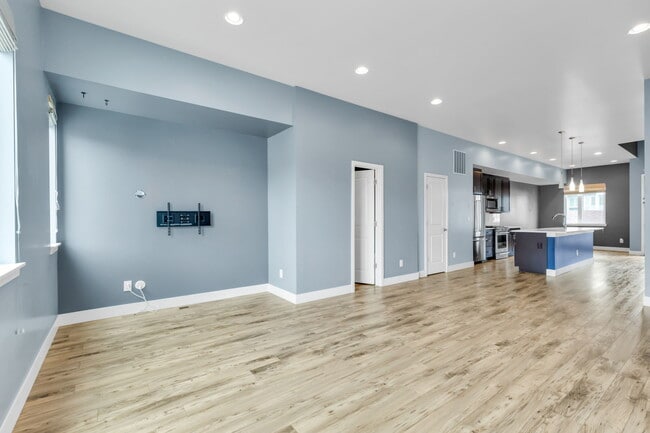 Building Photo - 3119 W 19th Ave