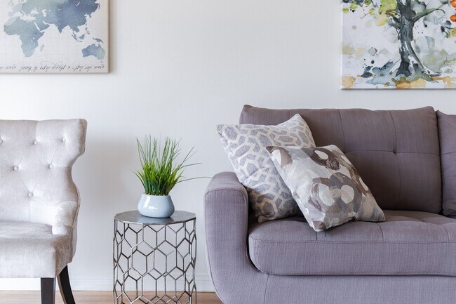 Interior Photo - 725 N Hayworth Ave