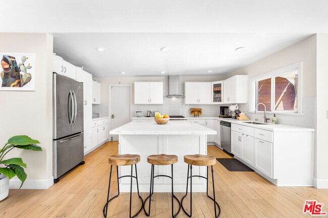 Building Photo - 3866 Alta Mesa Dr