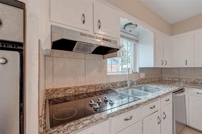 Building Photo - 5107 Trail Lake Dr