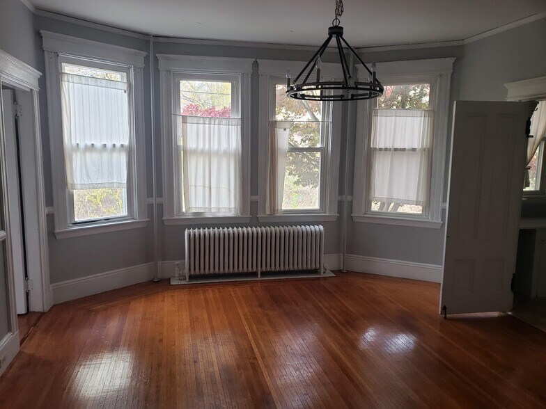 Building Photo - 56 Maple Plz