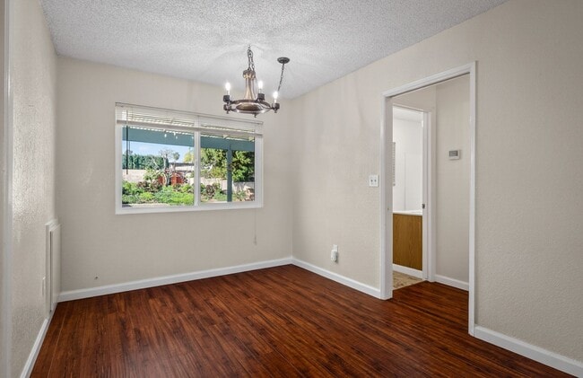 Building Photo - Spacious Updated Single Story - Walk to LLUMC