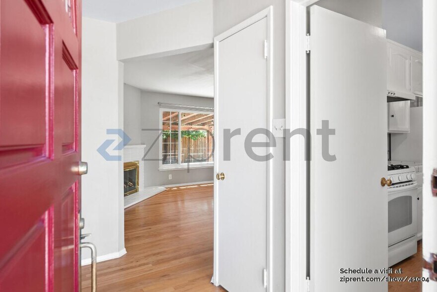Building Photo - 2276 Markham Ave