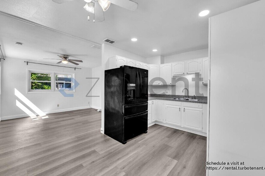 Building Photo - 3321 W Iowa Ave