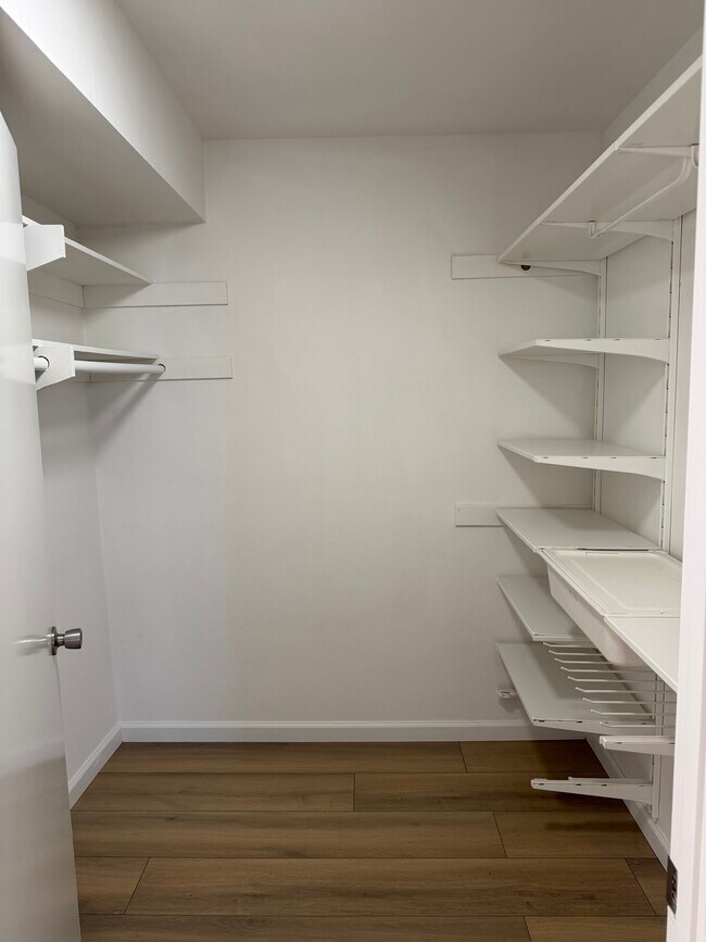 Building Photo - 901 S Sherbourne Dr