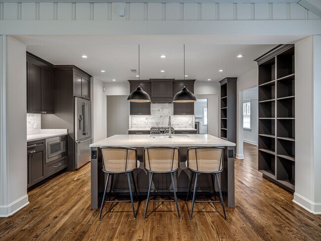 Building Photo - Luxury Living in the Heart of Tulsa